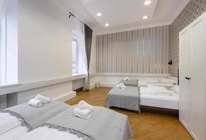 اتاق خانوادگی با سرویس بهداشتی مشترک, Royals