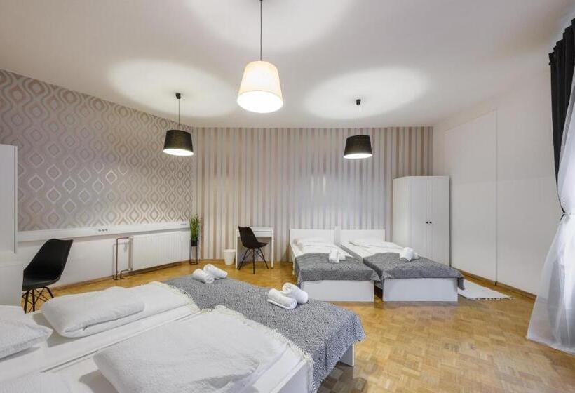 اتاق خانوادگی با سرویس بهداشتی مشترک, Royals