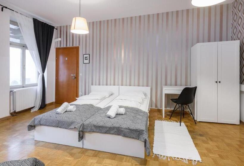 اتاق خانوادگی با سرویس بهداشتی مشترک, Royals