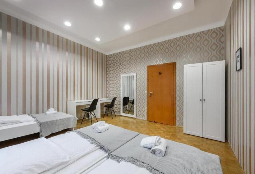 اتاق استاندارد سه تخته با سرویس بهداشتی مشترک, Royals