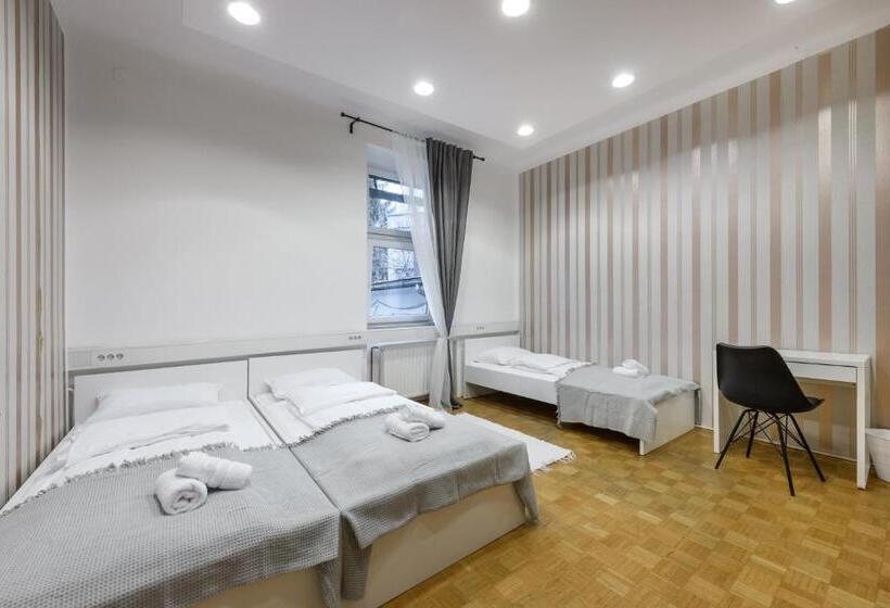 اتاق استاندارد سه تخته با سرویس بهداشتی مشترک, Royals