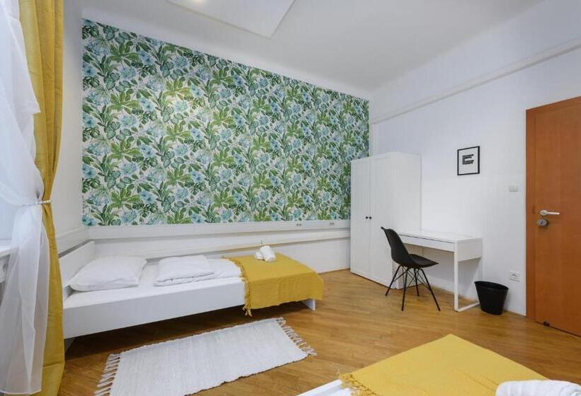 اتاق استاندارد با سرویس بهداشتی مشترک, Royals