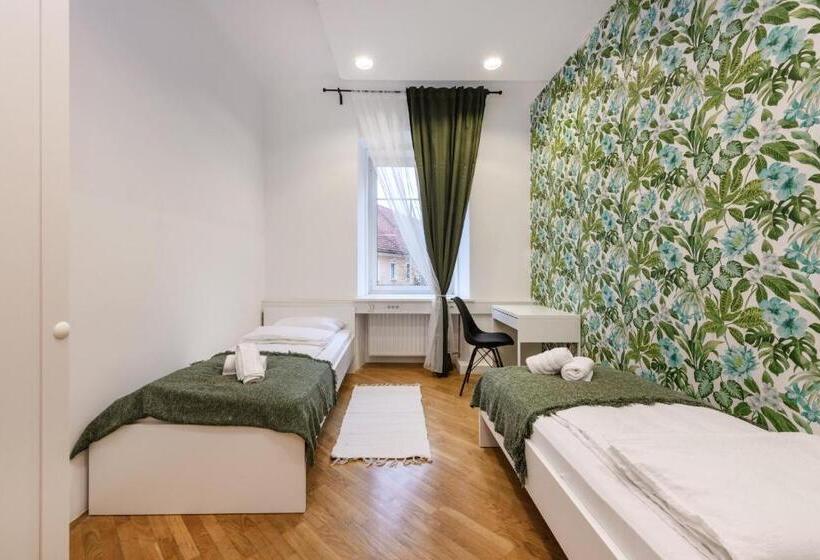 اتاق استاندارد با سرویس بهداشتی مشترک, Royals