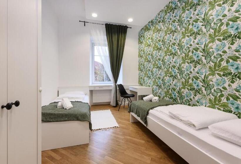 اتاق استاندارد با سرویس بهداشتی مشترک, Royals