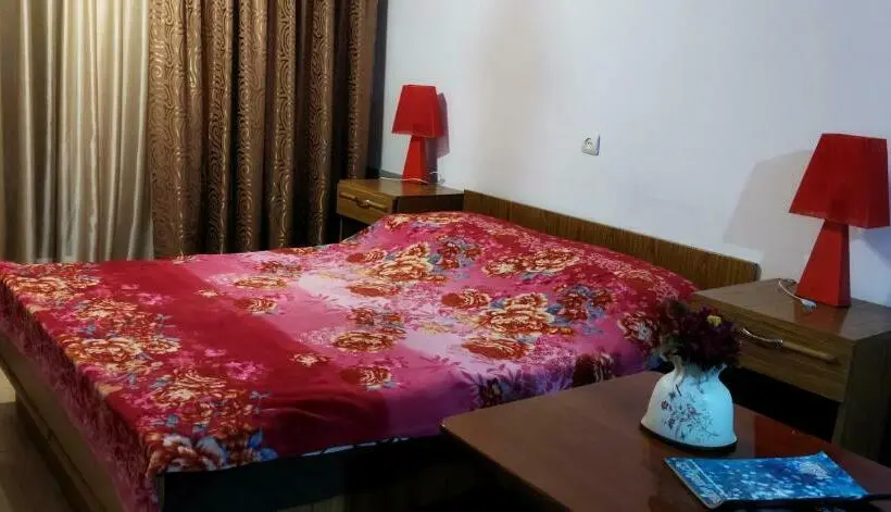 اتاق استاندارد سه نفره, Asine Yerevan