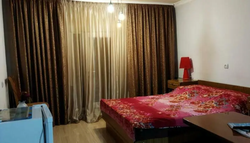 اتاق استاندارد سه نفره, Asine Yerevan