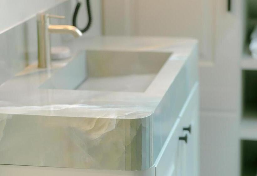 דירת חדר, Mert Boutique