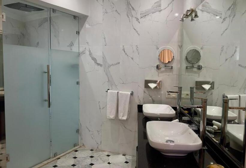 سوییت جونیور, Sillage Palace Sky & Spa