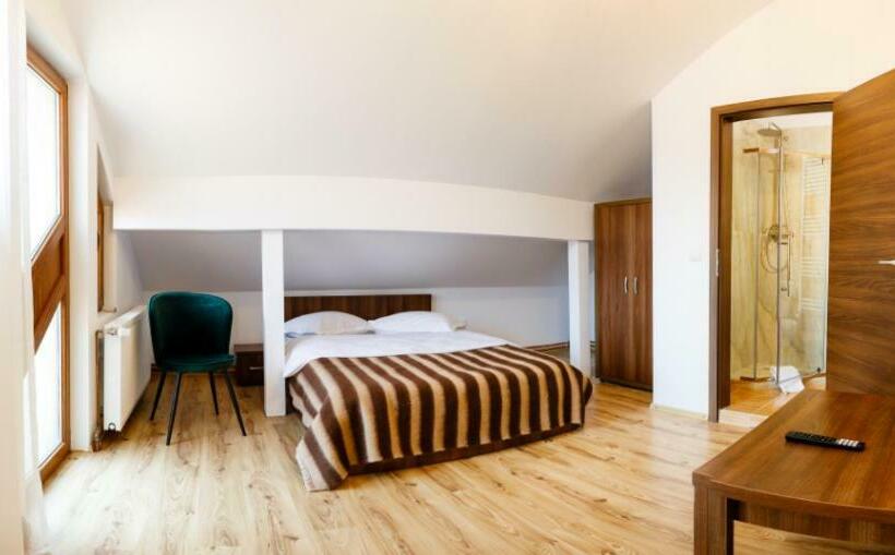 اتاق استاندارد با بالکن, La Colțul Castelului Bran