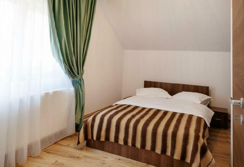 اتاق استاندارد با بالکن, La Colțul Castelului Bran