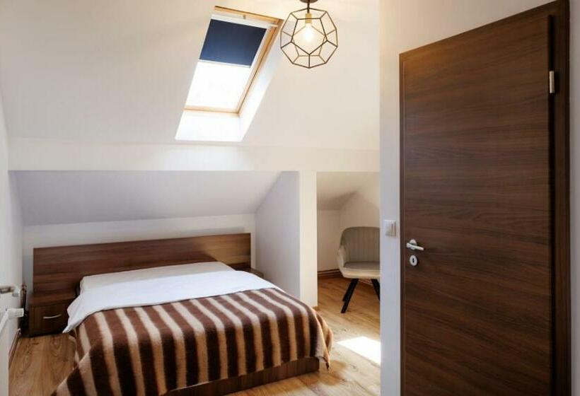 اتاق استاندارد, La Colțul Castelului Bran