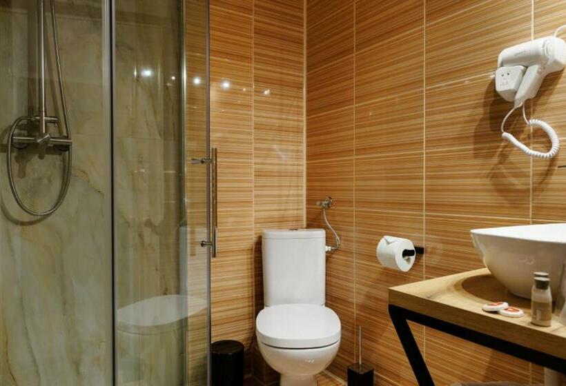 اتاق استاندارد, La Colțul Castelului Bran