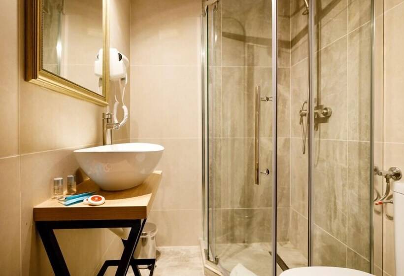 اتاق استاندارد, La Colțul Castelului Bran