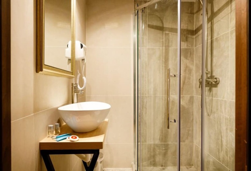 اتاق استاندارد, La Colțul Castelului Bran