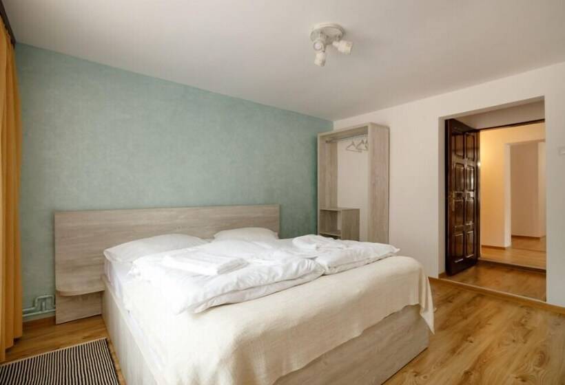 اتاق استاندارد, La Colțul Castelului Bran