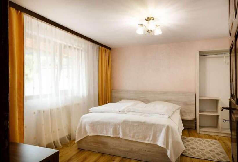 اتاق استاندارد, La Colțul Castelului Bran