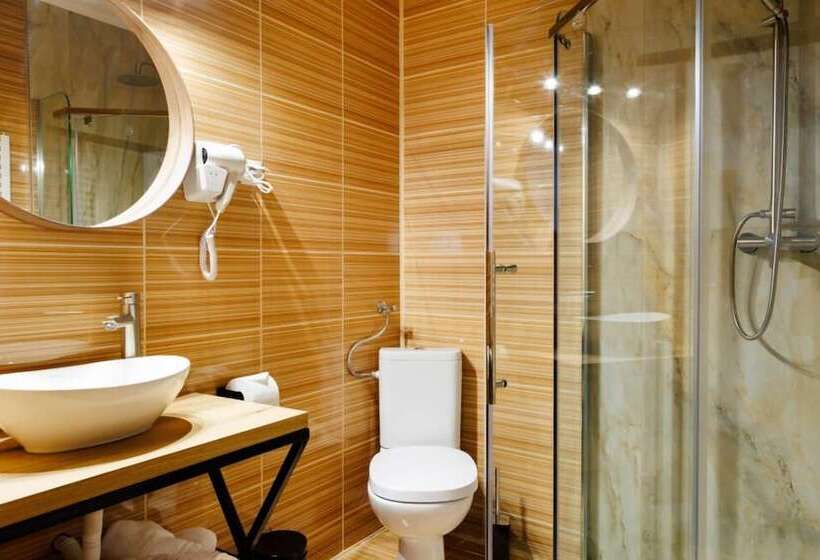 اتاق لوکس, La Colțul Castelului Bran