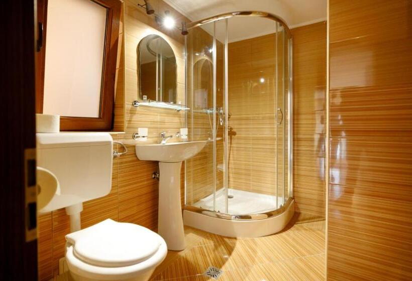 Standard room with outdoor bath, La Colțul Castelului Bran