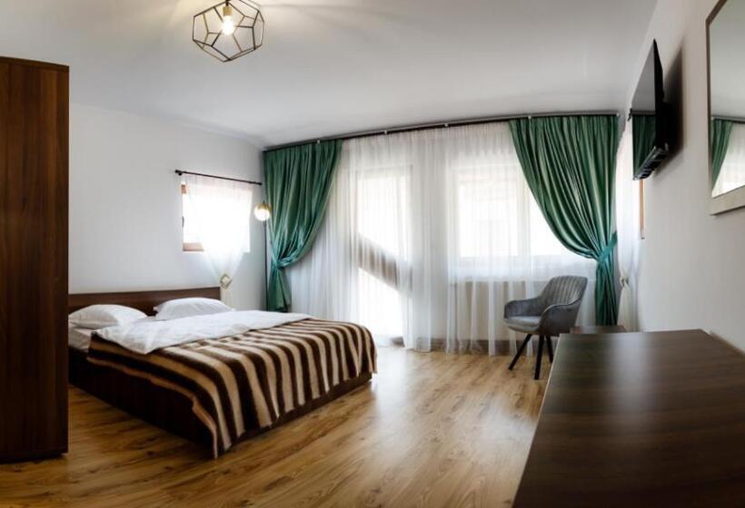 اتاق لوکس با بالکن, La Colțul Castelului Bran