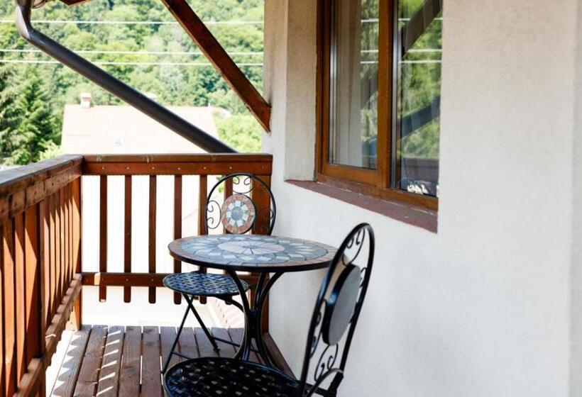 اتاق لوکس با بالکن, La Colțul Castelului Bran