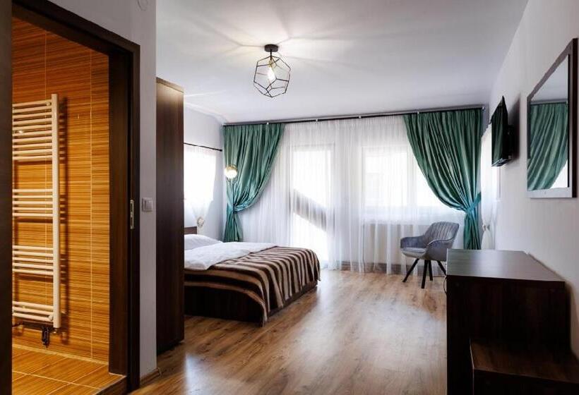 اتاق لوکس با بالکن, La Colțul Castelului Bran