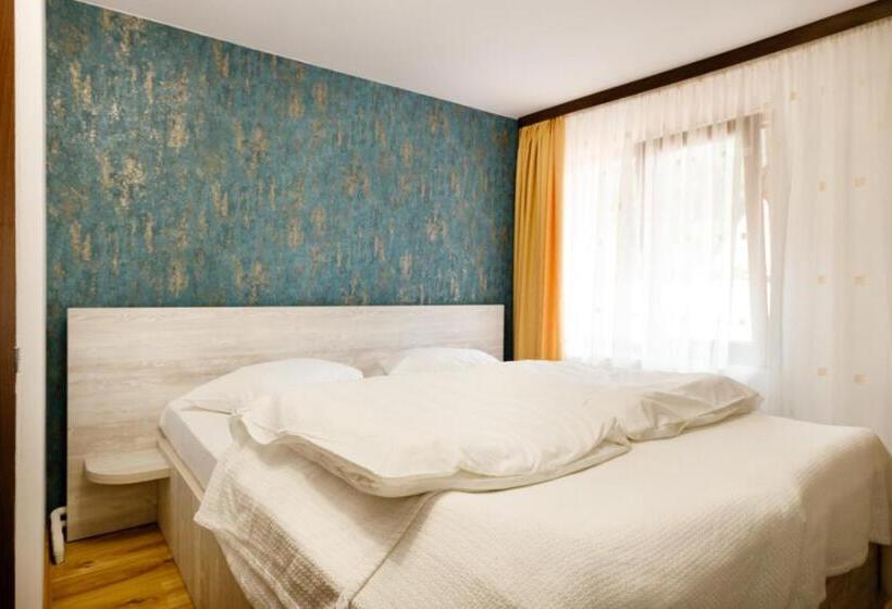 اتاق اکونومی, La Colțul Castelului Bran