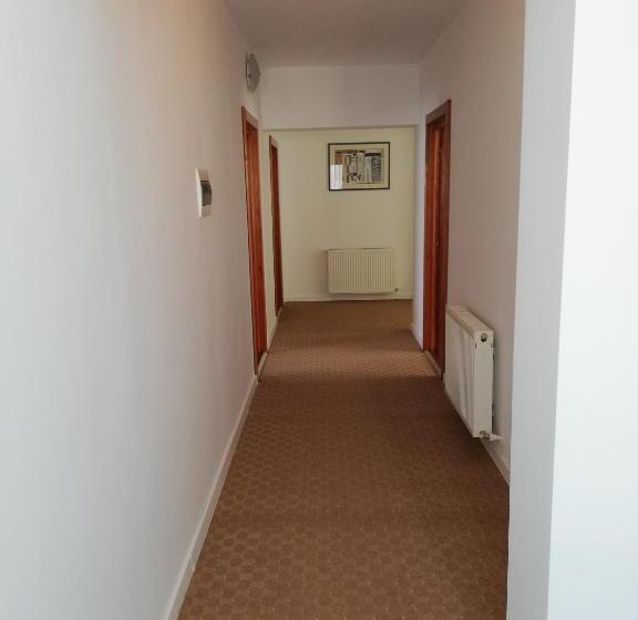 جناح مزوَّد بشرفة, Pensiunea La Safari