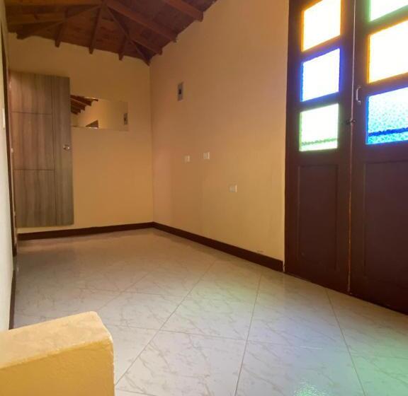 Номер Стандарт Вид на Бассейн, Hostal Hollywood Inn Ii