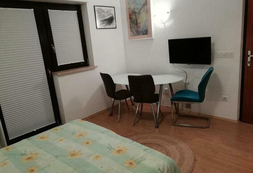 اتاق خانوادگی با چشم‌انداز کوه, Room Panorama