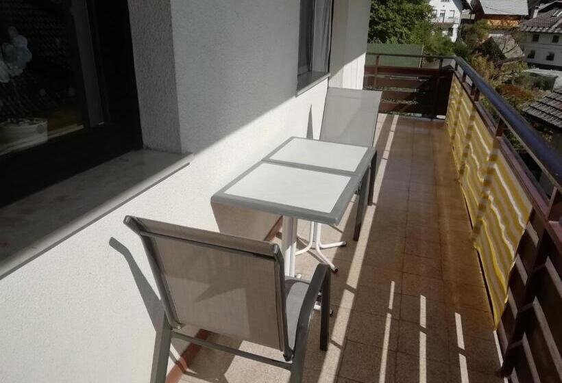 اتاق خانوادگی با چشمانداز کوه, Room Panorama