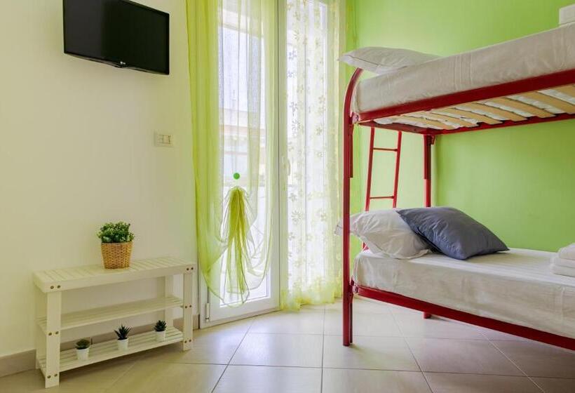 اتاق استاندارد چهارنفره با بالکن, Sterlizia Rooms