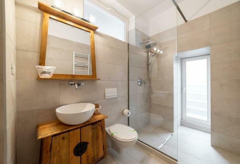 غرفة قياسية, Casa Nym