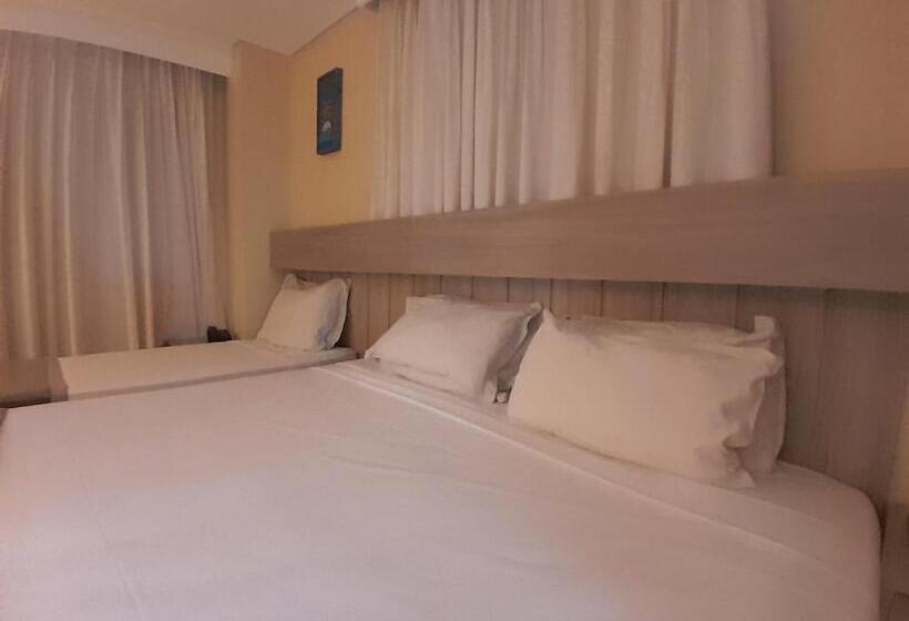 חדר סטנדרט לשלושה, Anaí