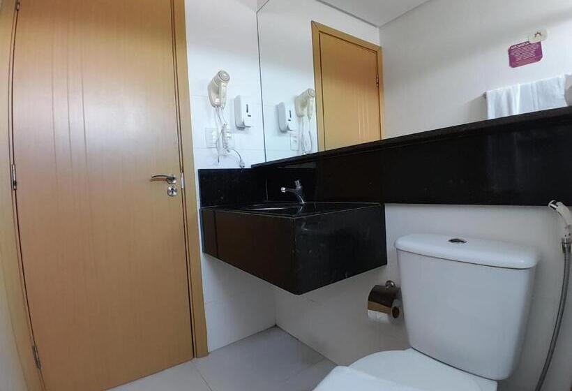 חדר סטנדרט לשלושה, Anaí