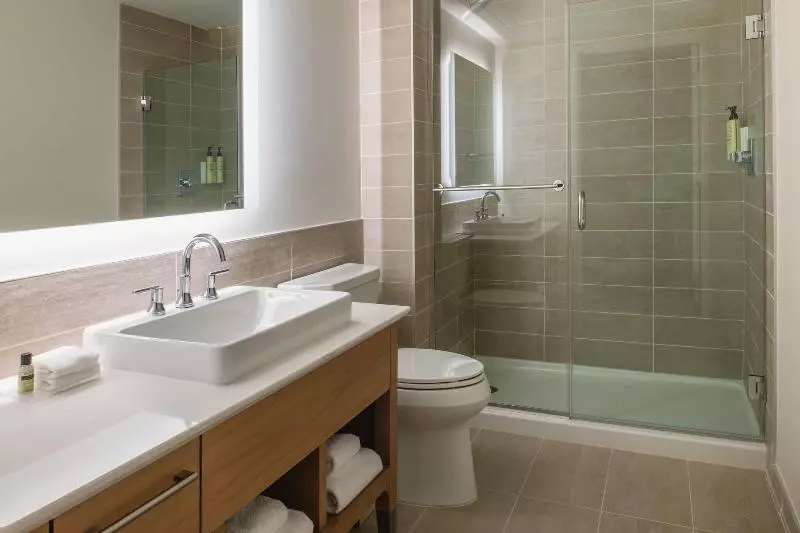 キングサイズベッドのスタンダードルーム, Hampton Inn & Suites By Hilton Regina East Gate