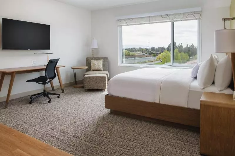 キングサイズベッドのスタンダードルーム, Hampton Inn & Suites By Hilton Regina East Gate