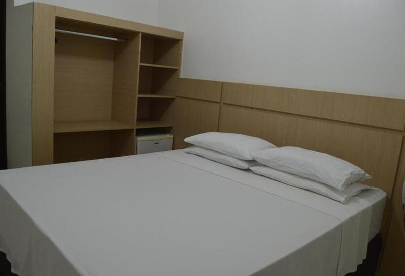 标准单人间, Richard