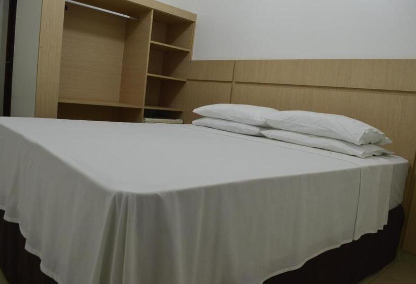 标准单人间, Richard