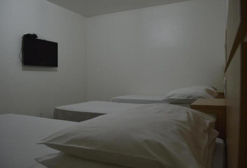 标准三人间, Richard