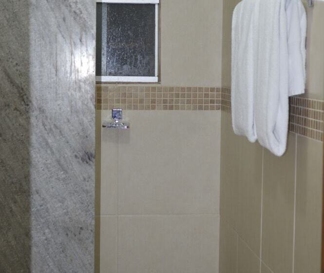 标准单人间, Richard