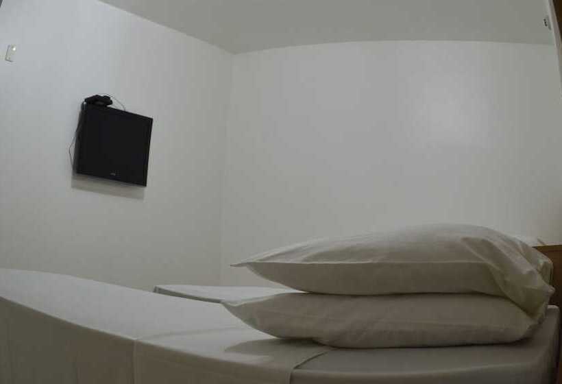 标准三人间, Richard