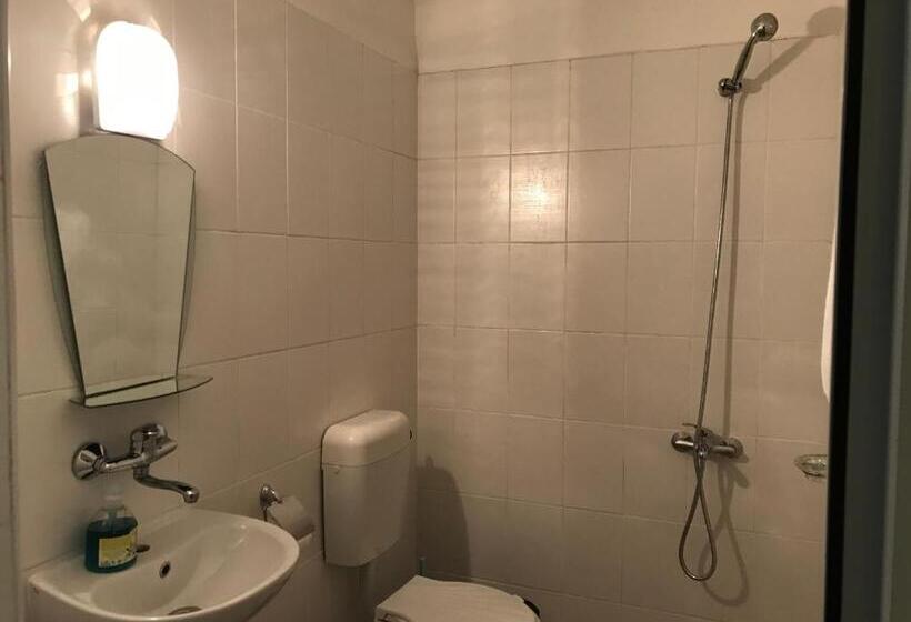 Трехместный Номер Стандарт с Балконом, стаи за гости тони