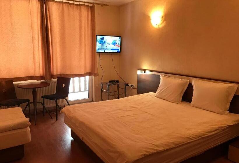 Трехместный Номер Стандарт с Балконом, стаи за гости тони