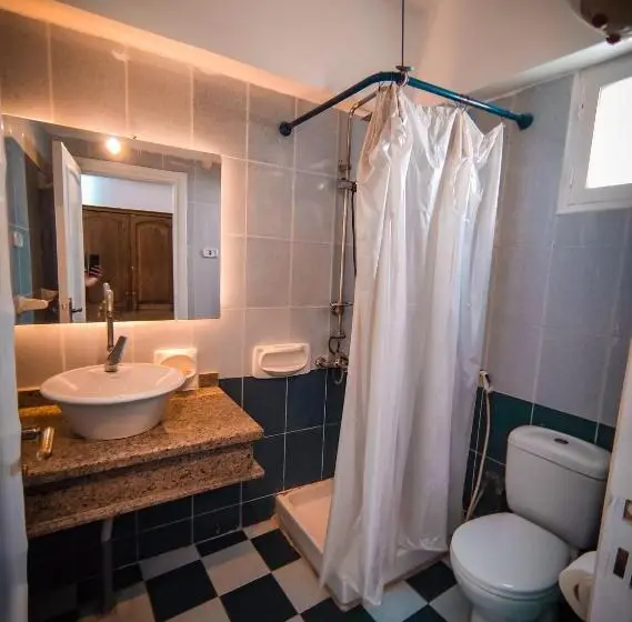 اتاق ساده سه نفره, Bamboo House Hotel Dahab