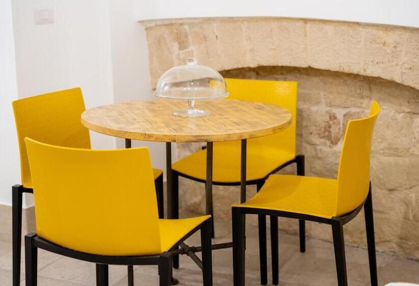 اتاق استاندارد چهار تخته, Palazzo Nicolaus Del Borgo Antico