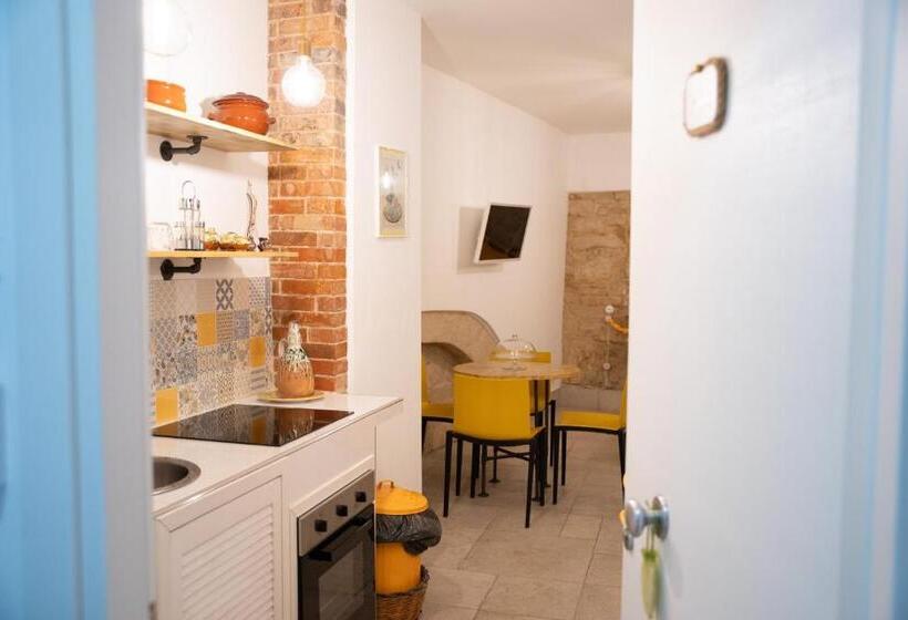 اتاق استاندارد چهار تخته, Palazzo Nicolaus Del Borgo Antico