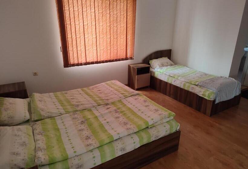 バルコニー付きスタンダードトリプルルーム, хотелски комплекс авалон