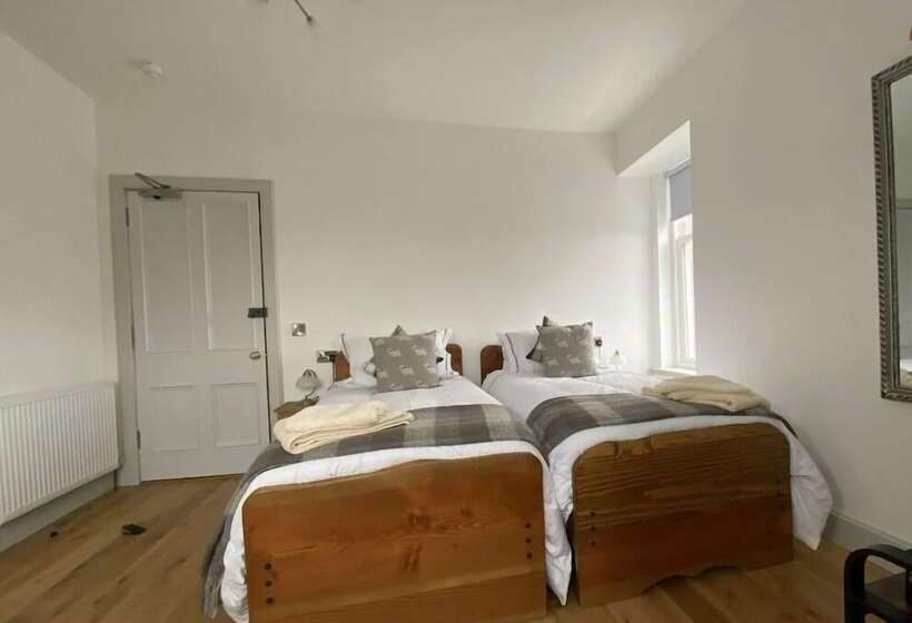 Номер Стандарт, Manor House