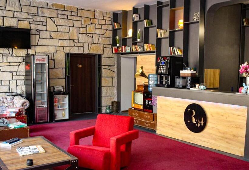 استودیو استاندارد با بالکن, R34 Boutique Guest House