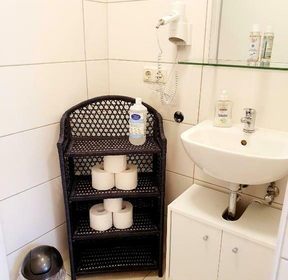 اتاق استاندارد سه تخته با سرویس بهداشتی مشترک, My Hostel Füssen